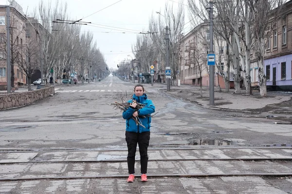 Mariupol Ukraine March 2022 Війна Росії Проти України Жінка Шукає — стокове фото