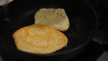 Ev yapımı chapati yassı krep gibi bir ekmek ızgarada yağ ile pişirilir..