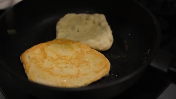 Домашний Чапати Плоский Блинный Хлеб Приготовленный Сковородке Маслом — стоковое видео