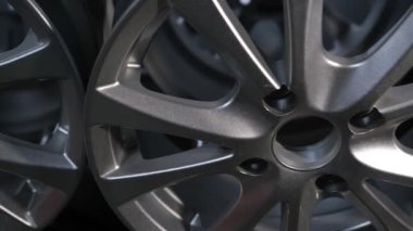 Güzellik ışını alaşımı, alüminyum, bir dükkanda duran araba için metal diskler. Otomobil tekeri diski