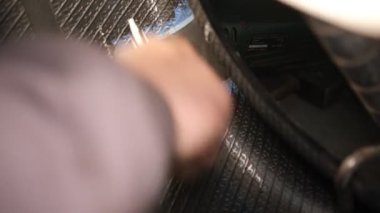 Profesyonel tamircinin özel alçısıyla küçük bir delikten arabanın tekerlek lastiği için onarım hizmeti,