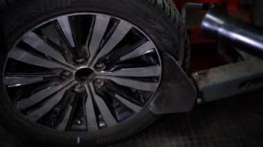 Araç lastiği için tamirat servisi. Dışarıdaki alaşım diskinden lastiği çıkarıyorum. Servis istasyonunda özel bir makine var..