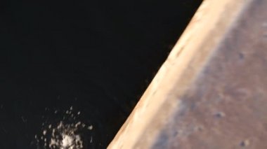 Su kanalizasyon borusundan nehre dökülüyor Çevresel Tehlike Gezegen Sağlık