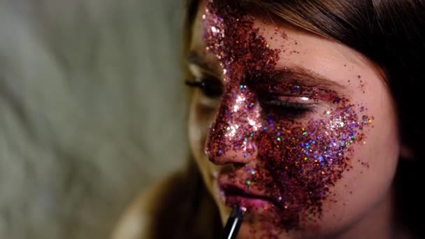 Proces make-up Feestelijke make-up Mode tiener meisje schoonheid vrouwen schijnt glitter, mensen, schoonheid en cosmetica — Stockvideo