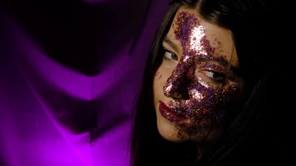Festive makeup gadis remaja fashion kecantikan wanita bersinar glitter, orang, kecantikan dan latar belakang ungu kosmetik — Stok Video