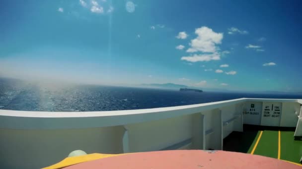 Tidslinjer Utsikt över lastfartyget som går långt bort i havet från vingen på ett annat fartygs brygga — Stockvideo