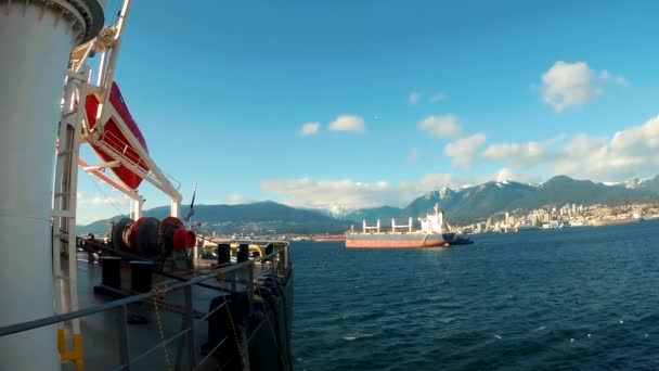 Vista desde el buque de carga en el puerto de Vancouver y las montañas de los picos de los Leones — Vídeos de Stock