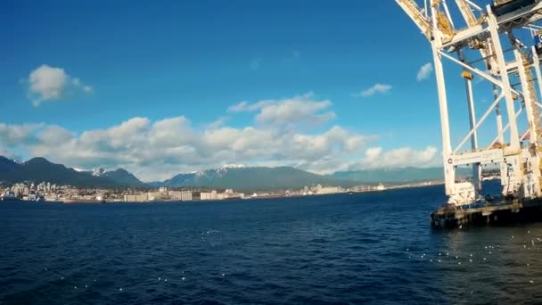 Vista desde el buque de carga en el puerto de Vancouver, grúas y las montañas de los picos de los Leones en verano — Vídeos de Stock