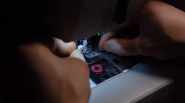 Dikiş Makinesi. İğne iplik. Dikiş makinesi iğnesine yakın çekim. Terzi havlu dikiyor. kumaş dikme süreci.