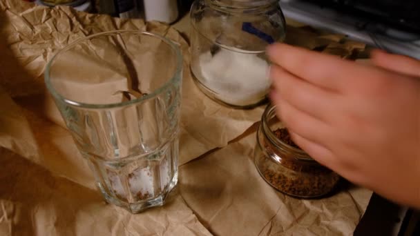 Hermosa composición - café caliente café con leche capuchino en un vaso transparente. Leche batida — Vídeo de stock