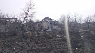 LYSYCHANSK, - 30 Mart 2022: Rusya 'nın Ukrayna' ya karşı savaşı. Ukrayna şehri Lysychansk yakınlarındaki bir düşman uçağı tarafından hasar görmüş bir yerleşim yeri..