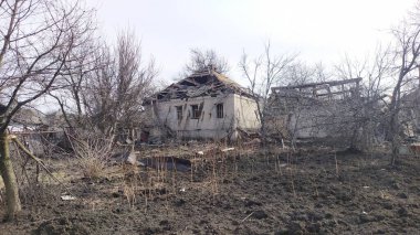 LYSYCHANSK, - 30 Mart 2022: Rusya 'nın Ukrayna' ya karşı savaşı. Ukrayna şehri Lysychansk yakınlarındaki bir düşman uçağı tarafından hasar görmüş bir yerleşim yeri..