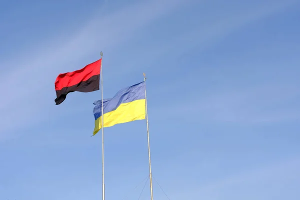 蓝天上的乌克兰国旗和乌克兰叛乱军队的旗帜在一起 — 图库照片