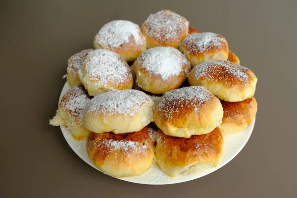 Bolinhos Maçã Caseiros Moda Antiga Tortas Prato Branco Fundo Marrom — Fotografia de Stock