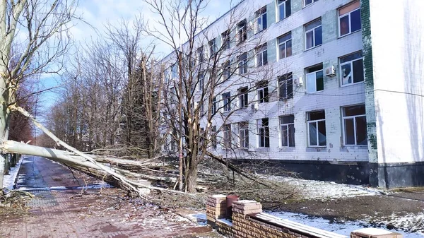 Lysychansk Ukraine März 2022 Beschädigte Bürogebäude Und Bäume Durch Artillerie Stockfoto
