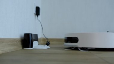 Robotik Elektrikli Süpürge Temizleyici Pil Akıllı Temizlik Teknolojisi. Modern akıllı elektronik temizlik teknolojisi.
