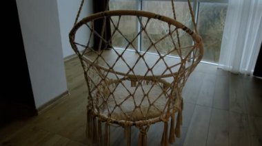 Beyaz hasır sallanan sandalye, güzel iç mekan. Beyaz yatak odası, rahat bir ev. Çocuk odası konseptinin iç tasarımı, büyük pencere..