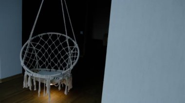 Beyaz hasır sallanan sandalye, güzel iç mekan. Beyaz yatak odası, rahat bir ev. Çocuk odası konseptinin iç tasarımı, büyük pencere..