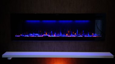 Elektrikli şömine üzerinde yapay parlayan alev, iç mekan için dekor, turuncu ve mavi kristaller üzerinde turuncu ve mavi arka ışıklandırma