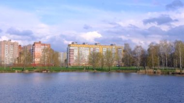 Sumy şehrindeki Cheha Gölü şehir merkezindeki gökyüzü şehir kuşunun parktaki manzarasını yansıtıyor, ahenkli insanlar.