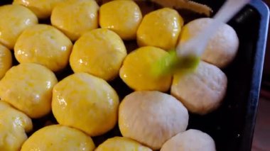 Yumurta üstüne yumurta, fırında taze elmalı turta. Sağ taraftan ateş edilmiş. Elmalı turtalar ve Ukraynalı anne