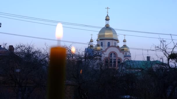 Blured Burning Candle Wit Church Background Stained Glass Windows Τοποθεσία — Αρχείο Βίντεο