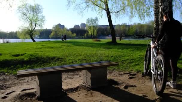 Una Bicicletta Con Una Donna Tramonto Con Vista Sul Lago — Video Stock