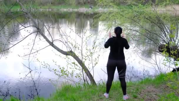 Fitness Idrott Och Hälsosam Livsstil Koncept Kvinna Gör Yoga Sommarparken — Stockvideo
