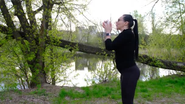 Bela Mulher Trabalhando Fora Parque Primavera Conceito Verão Agachamento Fitnes — Vídeo de Stock