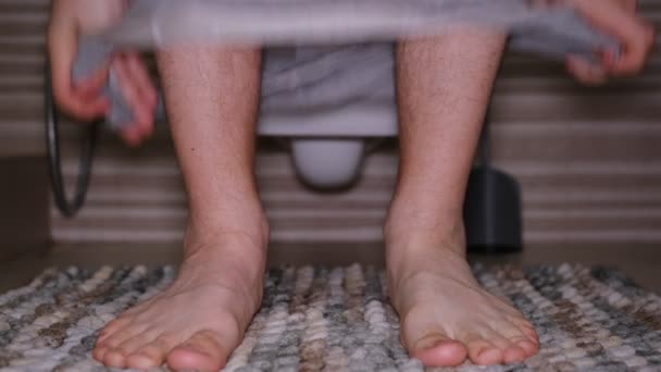 Homme Assis Dans Les Toilettes Concept Diarrhée Jambes Poilues Homme — Video