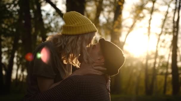Close up portrait of a beautiful young couple waiting to kiss in their traveling time against sunset light. — Stock Video