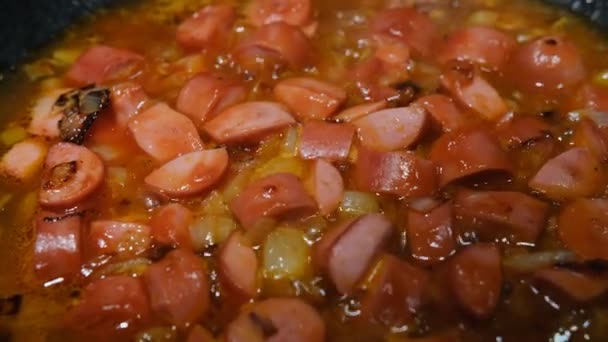 Ingrediënten Voor Soep Gesneden Worstjes Gebakken Tomatensaus Een Zwarte Pan — Stockvideo