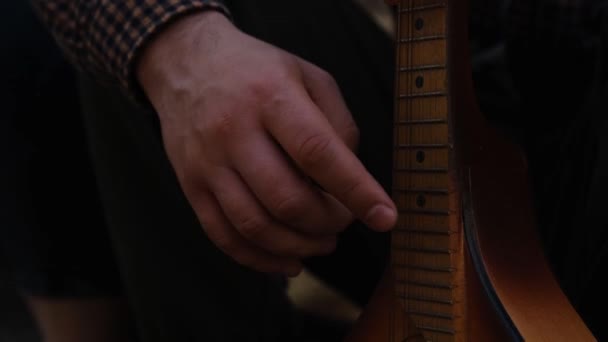 Χέρια Ενός Ενήλικου Άντρα Που Παίζει Ακουστική Κιθάρα Στο Δρόμο — Αρχείο Βίντεο