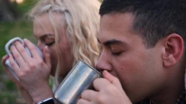 Jong Gelukkig Paar Drinken Thee Koffie Tijdens Het Rusten Herfst — Stockvideo