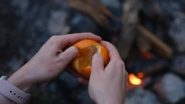 Kvinna Hand Peeling Mogen Söt Mandarin Tätt Ovanför Den Öppna — Stockfoto