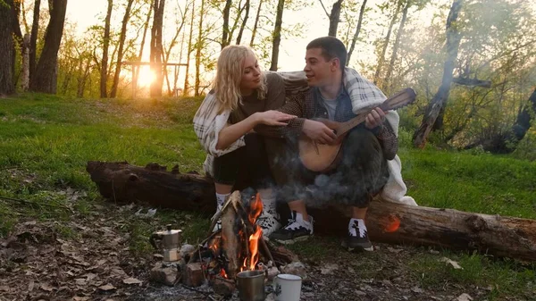 Ormandaki Şenlik Ateşi Yakınındaki Gitar Ile Birkaç Oturma Portre Portre — Stok fotoğraf