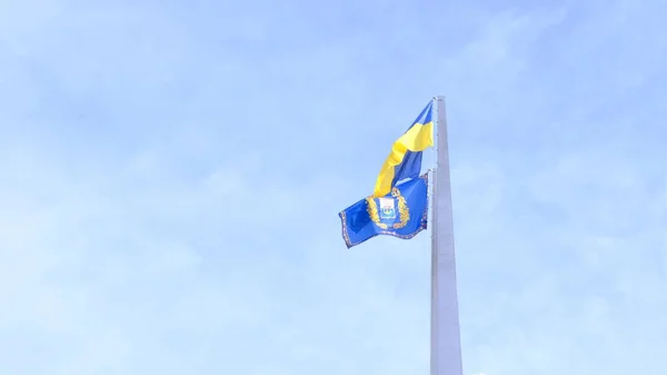 Україна Махає Прапором Небі Разом Прапором Маріуполя Стелі 400Mb — стокове фото