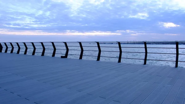 Mariupol Marina 'nın ahşap iskelesi, kış mevsimi 4k Azov Denizi.