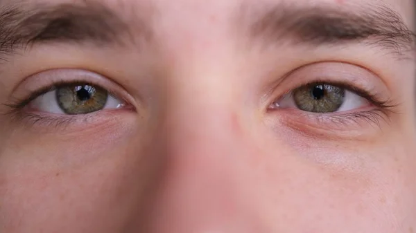 Närbild Människans Ansikte Attraktiv Pojke Med Vackra Gröna Ögon Europeisk — Stockfoto