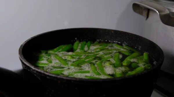 用沸水和4K 400毫巴蒸煮青豆的特写 — 图库照片