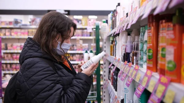 Young Woman Looking Product Cosmetics Store Wearing Mask Due Coronavirus — 스톡 사진