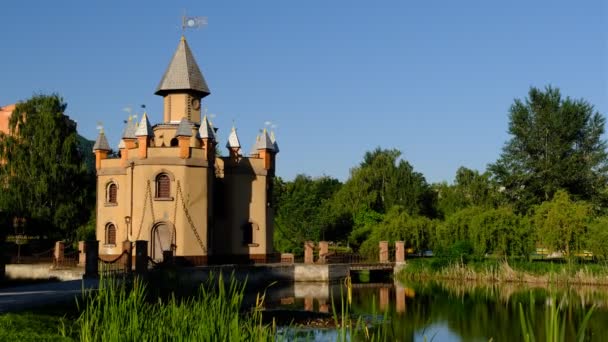 Středověký hrad na jezeře. osvětlené modré nebe Střední Evropa, Ukrajina. Souhrn