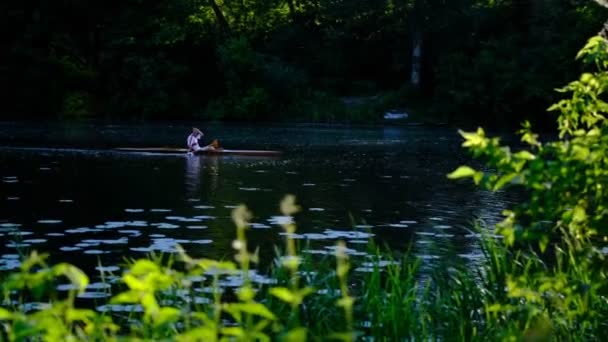 Volwassen Man Kajakken Alleen Een Kalme Rivier — Stockvideo