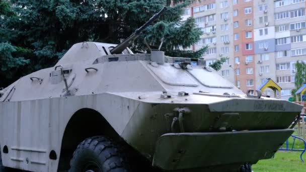 サミー ウクライナ03 2022遊び場の子供と装甲人員キャリア — ストック動画