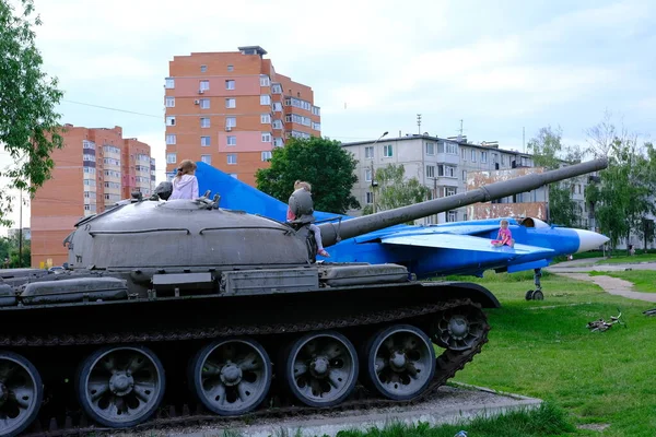 Ukrayna, Sumy 03.06.2022 Tekerlekler ve çocuklar ile yerde duran tankın görüntüsü.