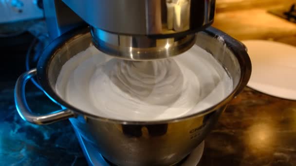 卵のクリームの白を泡立てるまで泡立て メレンゲのために卵白をむいた 赤の固定ミキサー 食品加工機は より良い取り出し — ストック動画