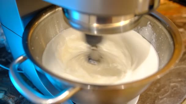 Proceso Hacer Crema Una Batidora Enfoque Selectivo — Vídeo de stock