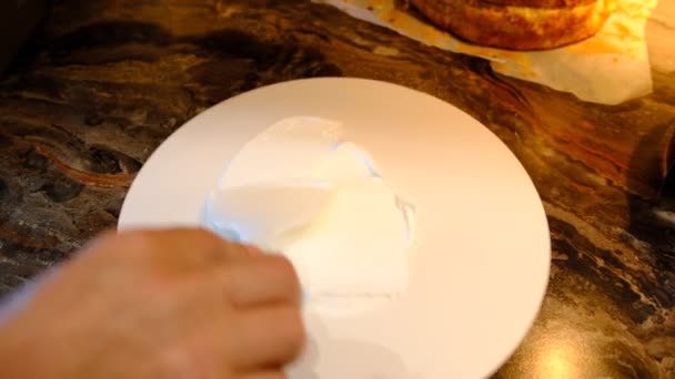 Chef Pastelería Masculino Pone Pastel Crema Presiona Golpea Aplana Bizcocho — Vídeo de stock