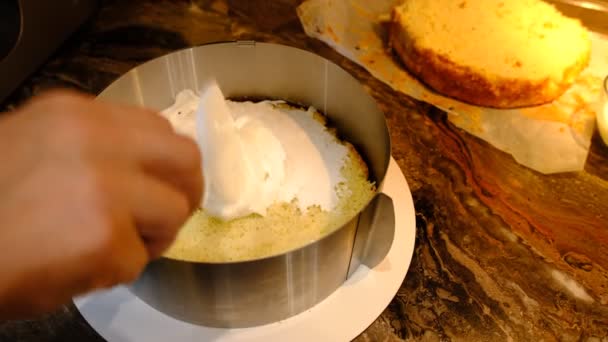 Pasticcere Prepara Una Torta Alla Panna Dessert Tavolo Bianco Cucina — Video Stock