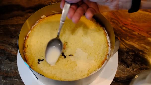 ケーキを作る男のクローズアップ ミルクとスポンジケーキの含浸 ビスケットケーキ — ストック動画